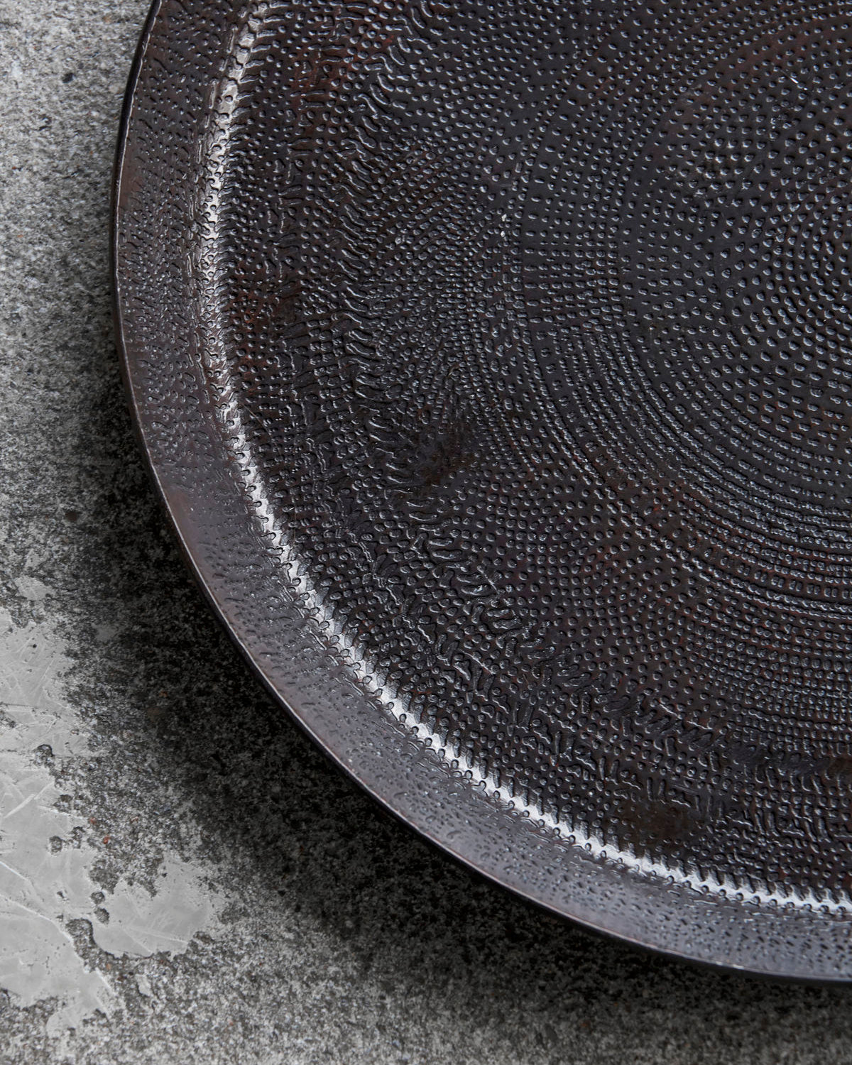 BANDEJA DE METAL MARTILLADO ORO 19" DIAM