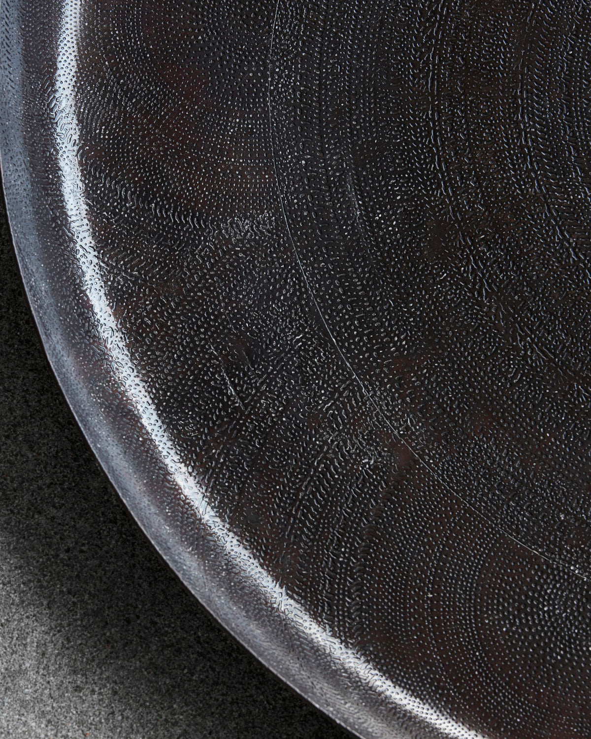 BANDEJA DE METAL MARTILLADO ORO 19" DIAM