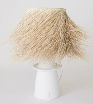 LÁMPARA DE MESA - BASE DE CERÁMICA BLANCA CON PANTALLA DE PAJA NATURAL