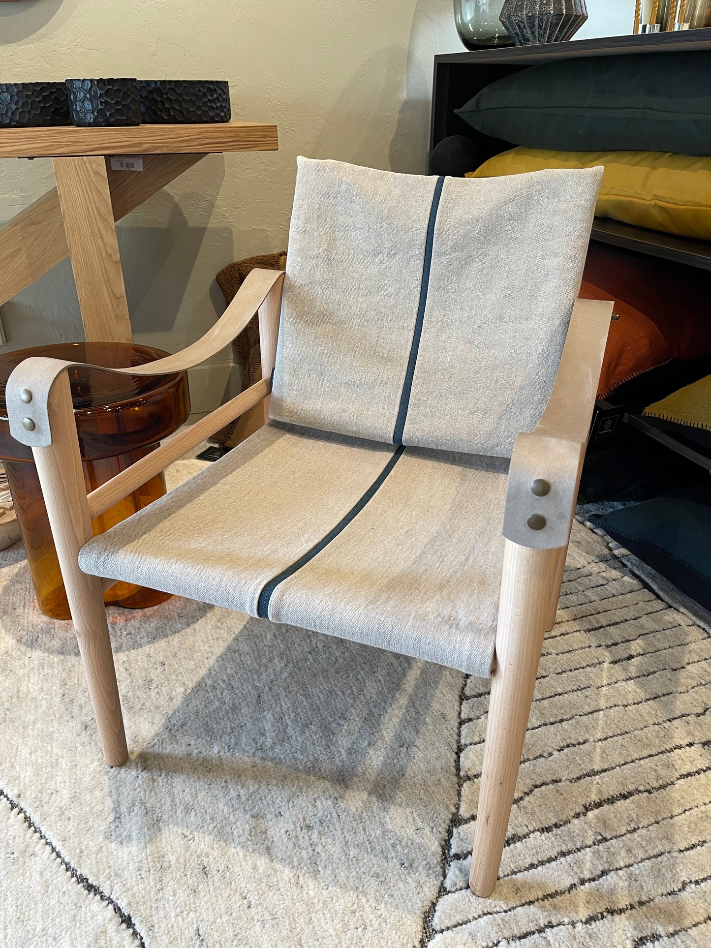 Sillón de madera de haya con brazos de cuero
