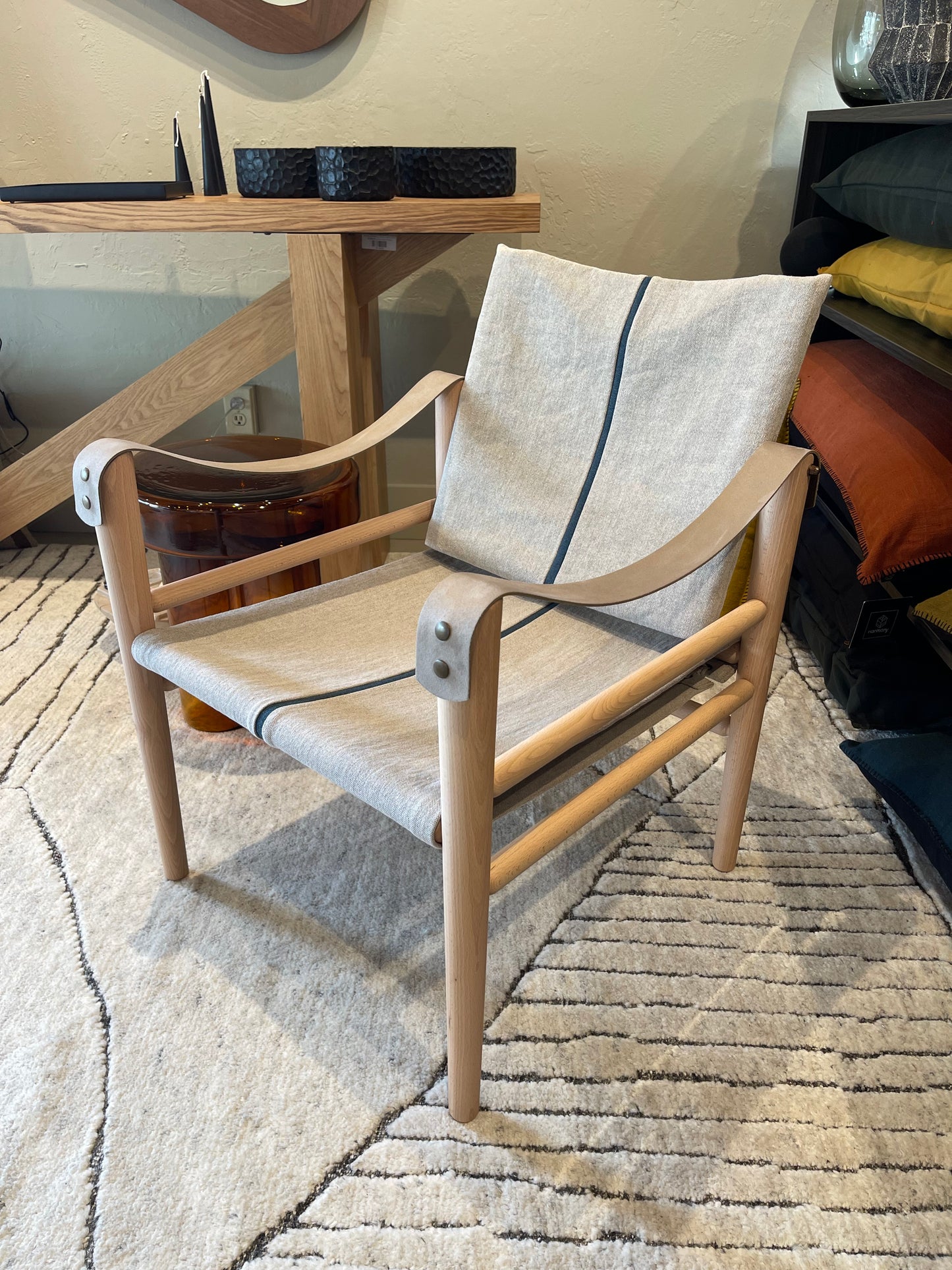 Sillón de madera de haya con brazos de cuero