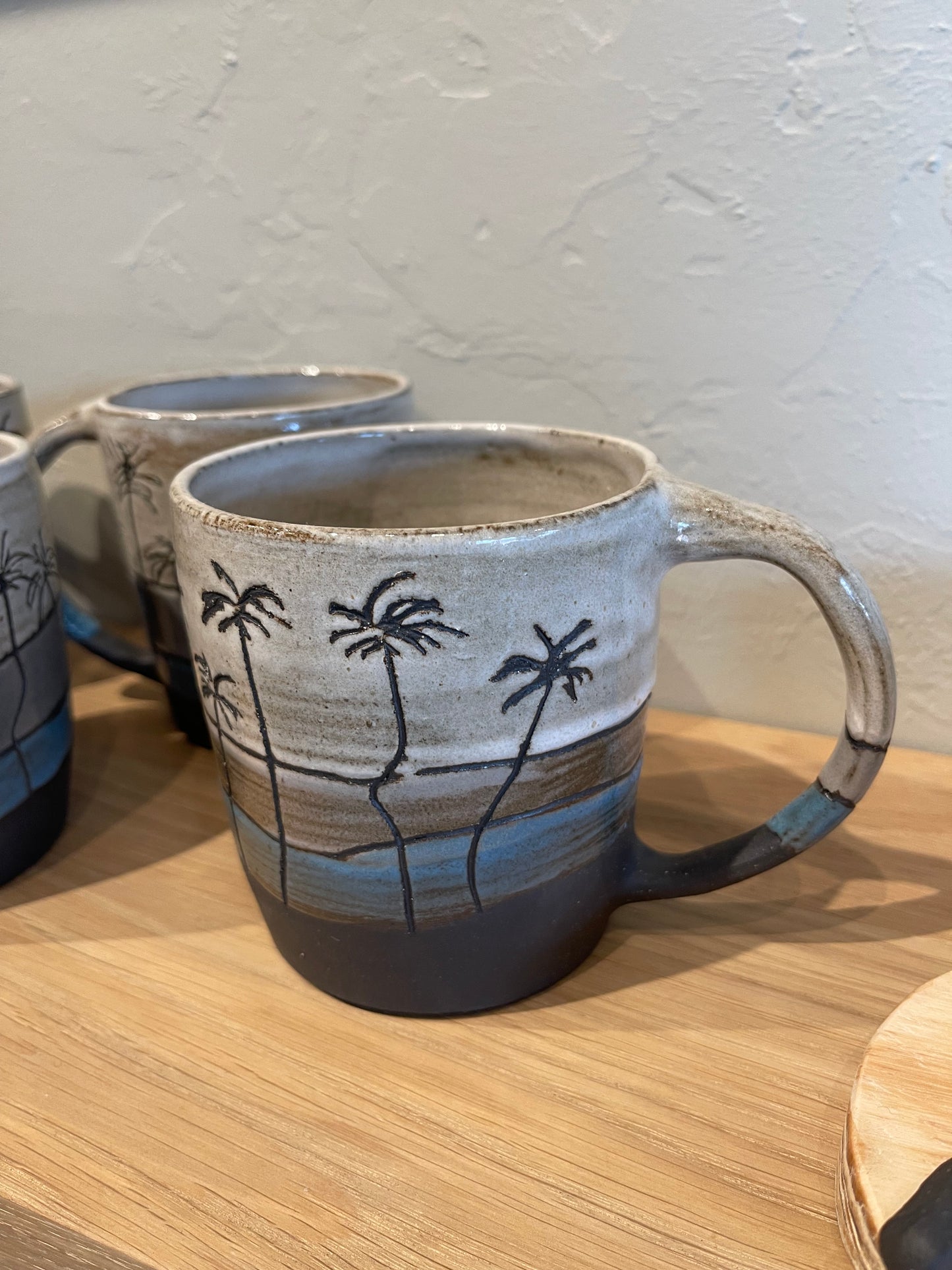 Taza de cerámica con forma de palma y escala azul