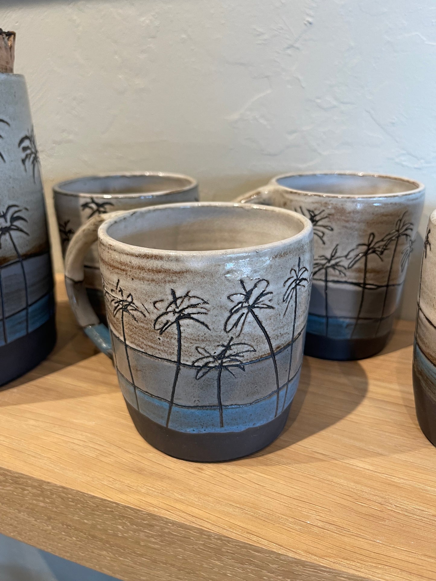 Taza de cerámica con forma de palma y escala azul